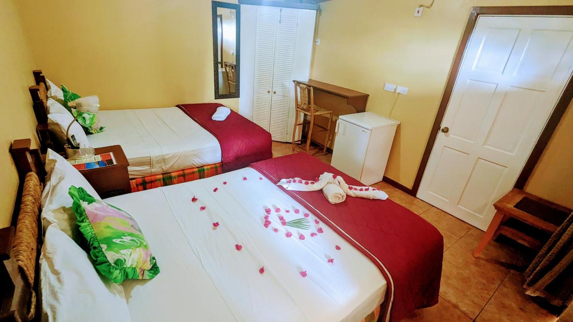 Sunset Lane Hotel Laborie Quarto foto