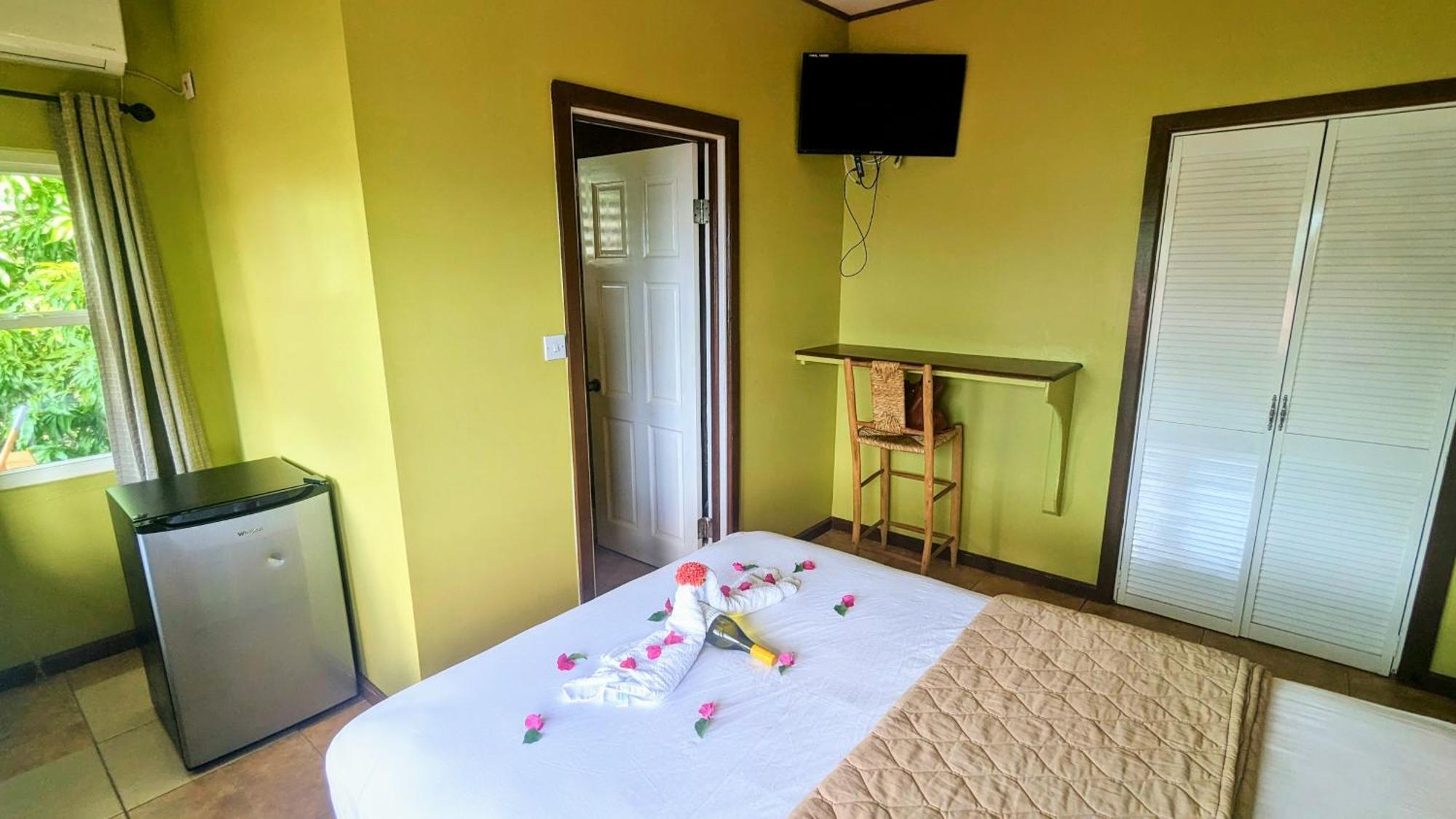 Sunset Lane Hotel Laborie Quarto foto