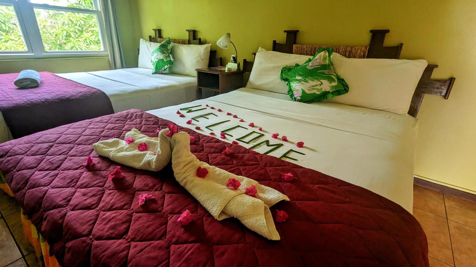 Sunset Lane Hotel Laborie Quarto foto